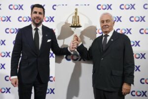 Uno de los accionistas de Cox Alberto Zardoya, de la familia que fundó el grupo de ascensores Zardoya y el CEO de Cox, Enrique Riquelme, tocan la campana durante la ceremonia de salida a Bolsa de Cox, en el Palacio de la Bolsa de Madrid (Foto: Fernando Sánchez - Europa Press)
