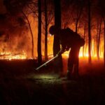 Un bombero trabaja para eimpedir que el incendio se propague (Foto: Eduardo Sanz - Europa Press)