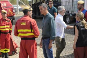 El presidente del Gobierno, Pedro Sánchez, durante su visita al Puesto de Mando Avanzado del invendio de Jarilla (Foto: Carlos Criado - Europa Press)