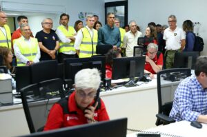 El presidente del Gobierno, Pedro Sánchez, en el Centro de Coordinación Operativo Contraincendios de Ourense y en un encuentro con los responsables de los dispositivos de emergencias y de coordinación. (Foto: Pool Moncloa/Fernando Calvo)