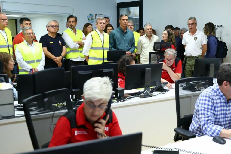 El presidente del Gobierno, Pedro Sánchez, en el Centro de Coordinación Operativo Contraincendios de Ourense y en un encuentro con los responsables de los dispositivos de emergencias y de coordinación. (Foto: Pool Moncloa/Fernando Calvo)