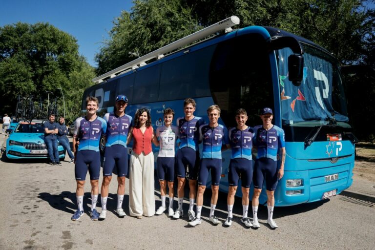 La presidenta de la Comunidad de Madrid, Isabel Díaz-Ayuso, junto a los integrantes del equipo Israel-Premier Tech. (Foto: Comunidad de Madrid)
