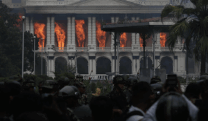 Se elevan columnas de humo desde Singha Durbar, la sede del Gobierno, mientras es saqueada e incendiada, en Katmandú, Nepal (Foto: Europa Press/Contacto/Aryan Dhimal)
