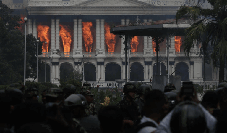 Se elevan columnas de humo desde Singha Durbar, la sede del Gobierno, mientras es saqueada e incendiada, en Katmandú, Nepal (Foto: Europa Press/Contacto/Aryan Dhimal)