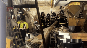 Bomberos del Ayuntamiento de Madrid realizan tareas de desescombro en un bar de la capital tras producirse una explosión, el 13 de septiembre de 2025. - EMERGENCIAS MADRID
