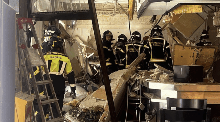 Bomberos del Ayuntamiento de Madrid realizan tareas de desescombro en un bar de la capital tras producirse una explosión, el 13 de septiembre de 2025. - EMERGENCIAS MADRID