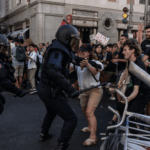Cargas policiales antes de pasar la etapa 21 de la Vuelta Ciclista a España, en la plaza de Callao, a 14 de septiembre de 2025, en Madrid (España). La Vuelta Ciclista a España pone hoy en Madrid el punto y final a una 90 edición de la ronda española marca - Matias Chiofalo - Europa Press