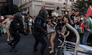 Cargas policiales antes de pasar la etapa 21 de la Vuelta Ciclista a España, en la plaza de Callao, a 14 de septiembre de 2025, en Madrid (España). La Vuelta Ciclista a España pone hoy en Madrid el punto y final a una 90 edición de la ronda española marca - Matias Chiofalo - Europa Press