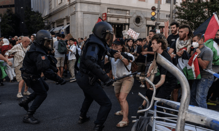 Cargas policiales antes de pasar la etapa 21 de la Vuelta Ciclista a España, en la plaza de Callao, a 14 de septiembre de 2025, en Madrid (España). La Vuelta Ciclista a España pone hoy en Madrid el punto y final a una 90 edición de la ronda española marca - Matias Chiofalo - Europa Press