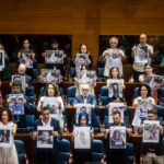 Diputados de Más Madrid en la Asamblea autonómica mostrando imágenes de asesinados en Gaza Foto Más Madrid