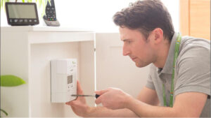 Imagen de un trabajador de Iberdrola instalando un contador. (Foto: Iberdrola)