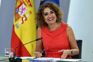 La vicepresidenta primera y ministra de Hacienda, María Jesús Montero, en la rueda de prensa posterior al Consejo de Ministros. (Foto: Pool Moncloa/José Manuel Álvarez)