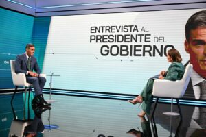 El presidente del Gobierno, Pedro Sánchez, en su entrevista en el Telediario 2 de TVE. (Foto: Pool Moncloa/Borja Puig de la Bellacasa)