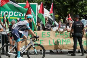 Un grupo de personas durante una concentración contra la participación de Israel en la Vuelta Ciclista a España 2025.