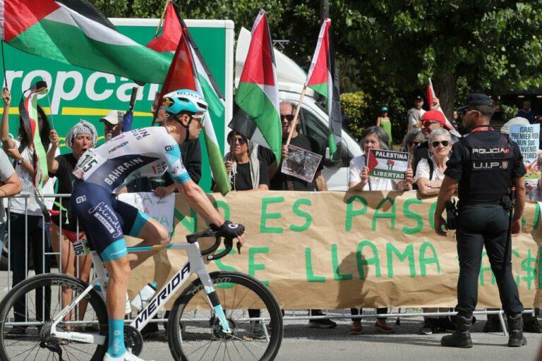 Un grupo de personas durante una concentración contra la participación de Israel en la Vuelta Ciclista a España 2025.