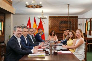 Isabel Díaz Ayuso junto a miembros de su Gobierno en la finca El Encín del Instituto Madrileño de Investigación y Desarrollo Rural, Agrario y Alimentario (IMIDRA). (Foto: Comunidad de Madrid)