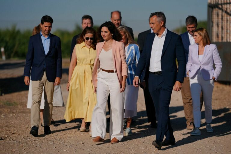 Isabel Díaz Ayuso junto a miembros de su Gobierno en la finca El Encín del Instituto Madrileño de Investigación y Desarrollo Rural, Agrario y Alimentario (IMIDRA). (Foto: Comunidad de Madrid)