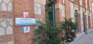 Entrada del Centro de Atención a las Adicciones CAD Arganzuela en Madrid.