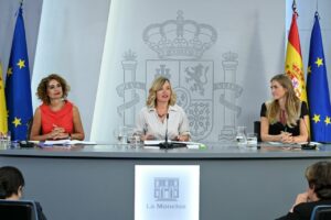 La ministra portavoz, Pilar Alegría; la vicepresidenta primera y ministra de Hacienda, María Jesús Montero, y la vicepresidenta tercera y ministra para la Transición Ecológica y el Reto Demográfico, Sara Aagesen, en la rueda de prensa posterior al Consejo de Ministros. (Foto: Pool Moncloa/José Manuel Álvarez)