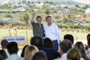 El líder del PP, Alberto Núñez Feijóo, y el presidente de la Junta de Andalucía, Juanma Moreno, en un acto en Alhaurín el Grande. (Foto: PP)