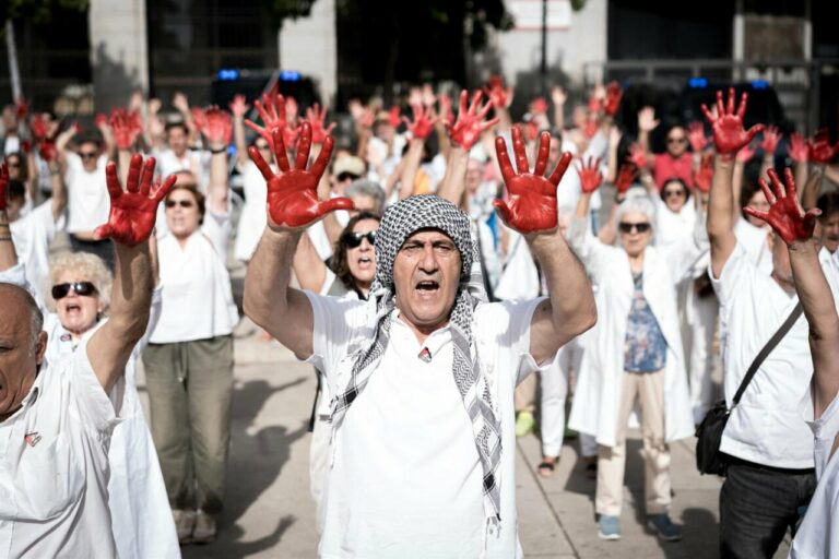 ecenas de personas con las manos pintadas de rojo durante un homenaje al personal sanitario que trabaja en Gaza, frente al Museo de Arte Contemporáneo (Foto: Diego Radamés - Europa Press)