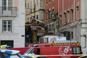 Despliegue de los servicios de emergencia tras el accidente en el funicular de Gloria en Lisboa. (Foto: Europa Press/Contacto/Xun Wei)