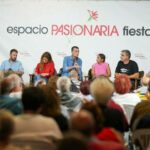 Imagen del coordinador de IU, Antonio Maíllo, su homóloga en Sumar, Lara Hernández, y los diputados Alberto Ibáñez (Compromís), Gerardo Pisarello (Comunes), Mikel Otero (Bildu) y Tesh Sidi (Más Madrid) durante un debate en las fiestas del PCE. - IU