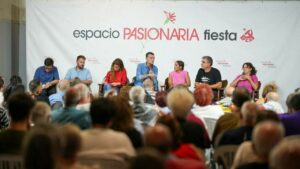 Imagen del coordinador de IU, Antonio Maíllo, su homóloga en Sumar, Lara Hernández, y los diputados Alberto Ibáñez (Compromís), Gerardo Pisarello (Comunes), Mikel Otero (Bildu) y Tesh Sidi (Más Madrid) durante un debate en las fiestas del PCE. - IU
