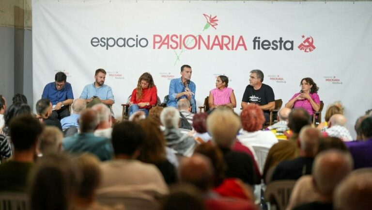 Imagen del coordinador de IU, Antonio Maíllo, su homóloga en Sumar, Lara Hernández, y los diputados Alberto Ibáñez (Compromís), Gerardo Pisarello (Comunes), Mikel Otero (Bildu) y Tesh Sidi (Más Madrid) durante un debate en las fiestas del PCE. - IU