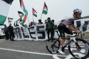 Decenas de personas durante una concentración contra la participación de Israel en la Vuelta Ciclista. (Foto: Adrián Irago - Europa Press)