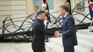 El presidente de Francia, Emmanuel Macron, recibe al presidente de Ucrania, Volodímir Zelenski, a su llegada a la reunión de la Coalición de Voluntarios en el Elíseo. (Foto: Ana López García / Europa Press)