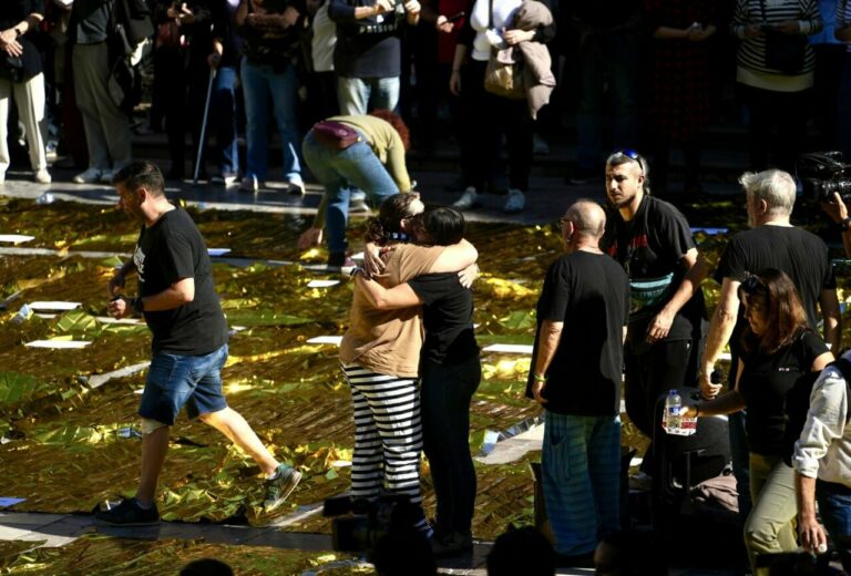 Acto de homenaje a las víctimas de la Dana en la Plaza de la Virgen de Valencia. (Foto: Eduardo Manzana - Europa Press)
