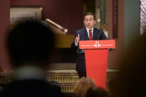 El ministro José Manuel Albares en la inauguración de una muestra de arte de mujeres indígenas mexicanas. (Foto: Exteriores)