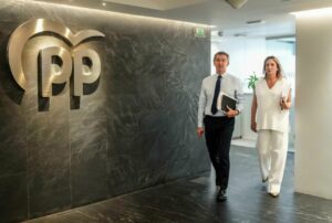 Alberto Núñez Feijóo y Alma Ezcurra caminando en la sede del PP