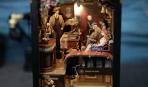 Book nook con escena en miniatura ambientada en un despacho antiguo, con figuras humanas, lámparas y detalles decorativos, iluminado con luz cálida, representando el arte de contar historias en miniatura entre libros
