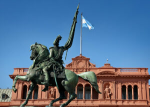 Estatua ecuestre frente a la Casa Rosada en Buenos Aires