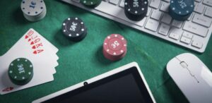 Mesa de juego con fichas de casino y cartas sobre una superficie verde