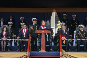 Dina Boluarte hablando en el Congreso de Perú rodeada de autoridades