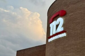 Logotipo del servicio de emergencias 112 en Baleares con nubes de fondo.