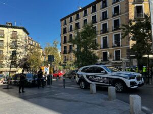 Varias dotaciones de Bomberos trabajan en el derrumbe parcial de un edificio en la zona de Ópera. (Foto: Europa Press)