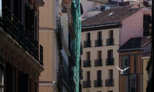 Vista de edificios en la calle Hileras en Madrid (Foto: Matias Chiofalo - Europa Press)