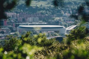 Vista panorámica de un estadio de fútbol moderno en una ciudad.