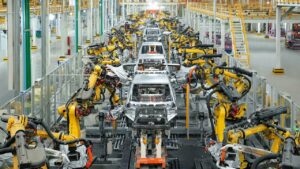 Fábrica de BYD con robots ensamblando coches eléctricos