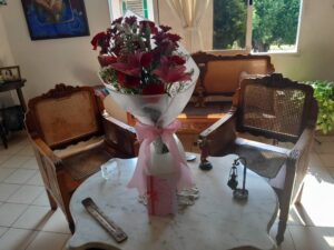 Ramo de flores en una mesa en un hogar cubano.