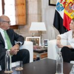 La presidenta de la Junta de Extremadura, María Guardiola, junto al CEO de Iberdrola España, Mario Ruiz-Tagle. (Foto: X de María Guardiola)