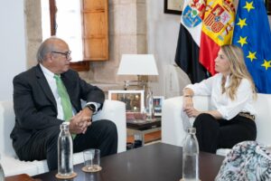La presidenta de la Junta de Extremadura, María Guardiola, junto al CEO de Iberdrola España, Mario Ruiz-Tagle. (Foto: X de María Guardiola)