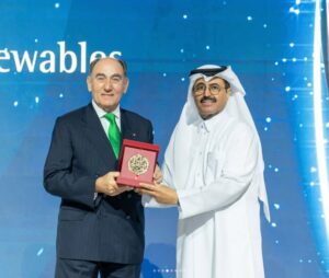 Ignacio Galán recibiendo un premio en Catar por su liderazgo en energías renovables.