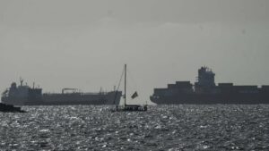 Una embarcación de la Global Sumud Flotilla entra en el puerto de Asdod escoltado por la Armada de Israel tras su interceptación en aguas internacionales por parte del Ejército israelí (Foto: Ilia Yefimovich/dpa(