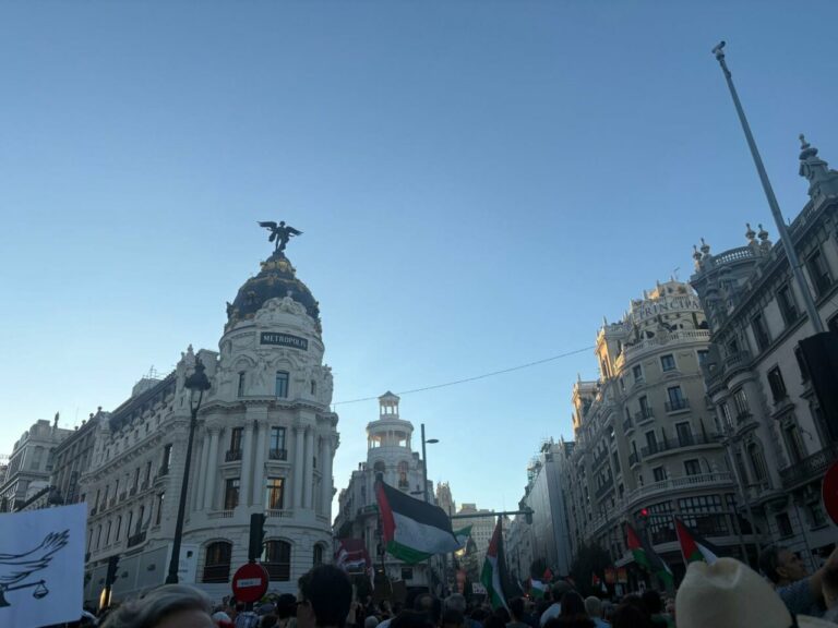 Vista de la manifestación en Madrid con el edificio Metrópolis al fondo.