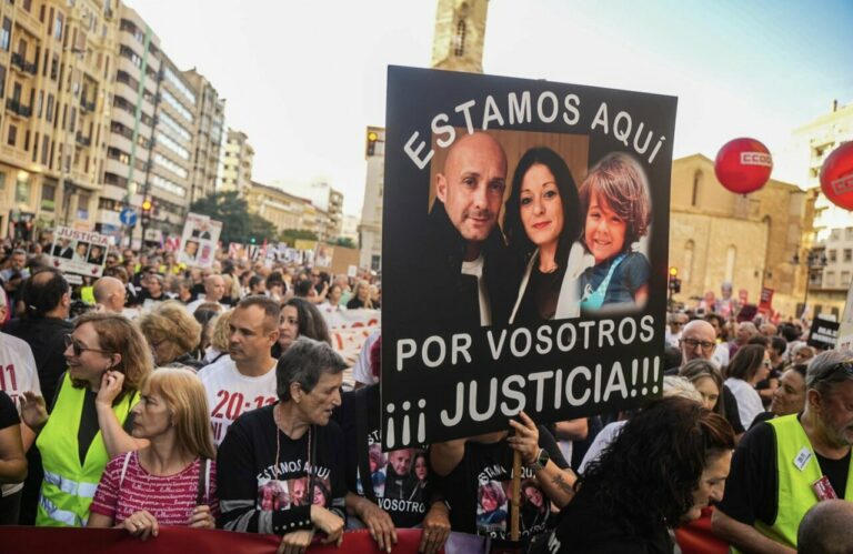 Una nuvea manifestación recorre el centro de València para pedir la dimisión de Mazón por su gestión de la dana en el año de la tragedia (Foto:Jorge Gil / Europa Press)